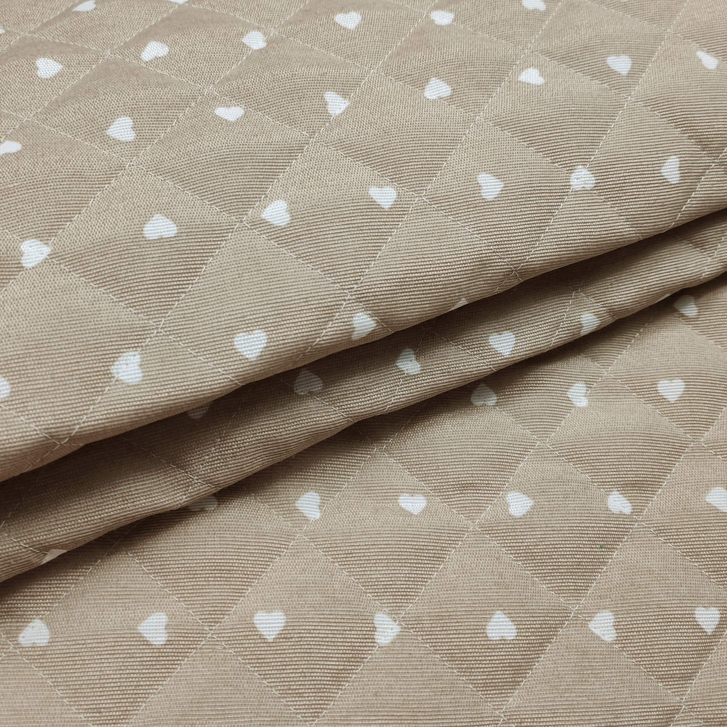 Tessuto Trapuntato Cuori Bianchi Sfondo Beige