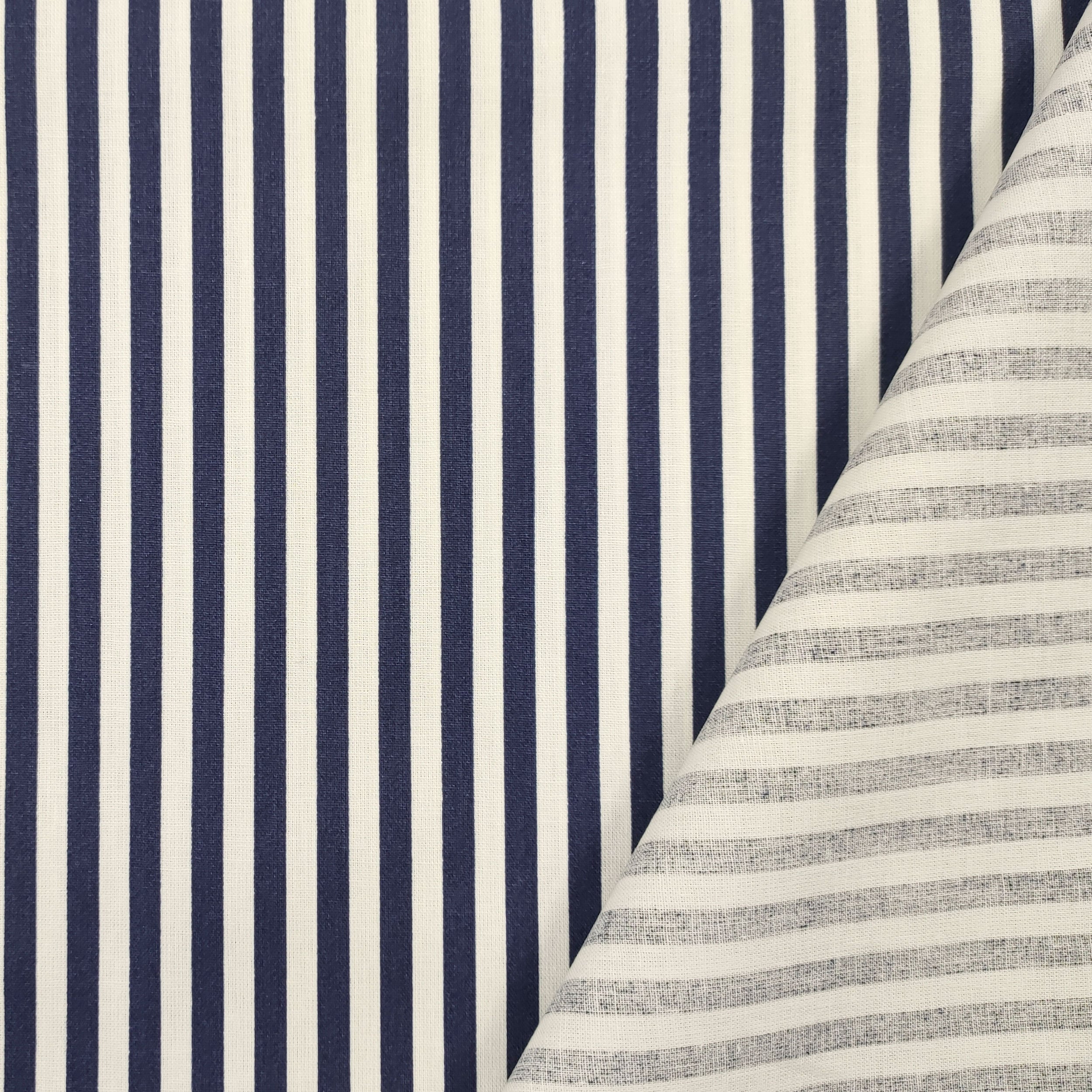 Bobine Di Fili Per Cucire Su Tessuto Naturale Bianco Con Ricamo Filetto Blu Diverse Sfumature Sfondo Una Bobina Filettature Image210286290 Bobine Di Fili Per Cucire Su Tessuto Naturale Bianco Con Ricamo Filetto Blu Diverse Sfumature Sfondo Una Bobina Filettature Image210286290