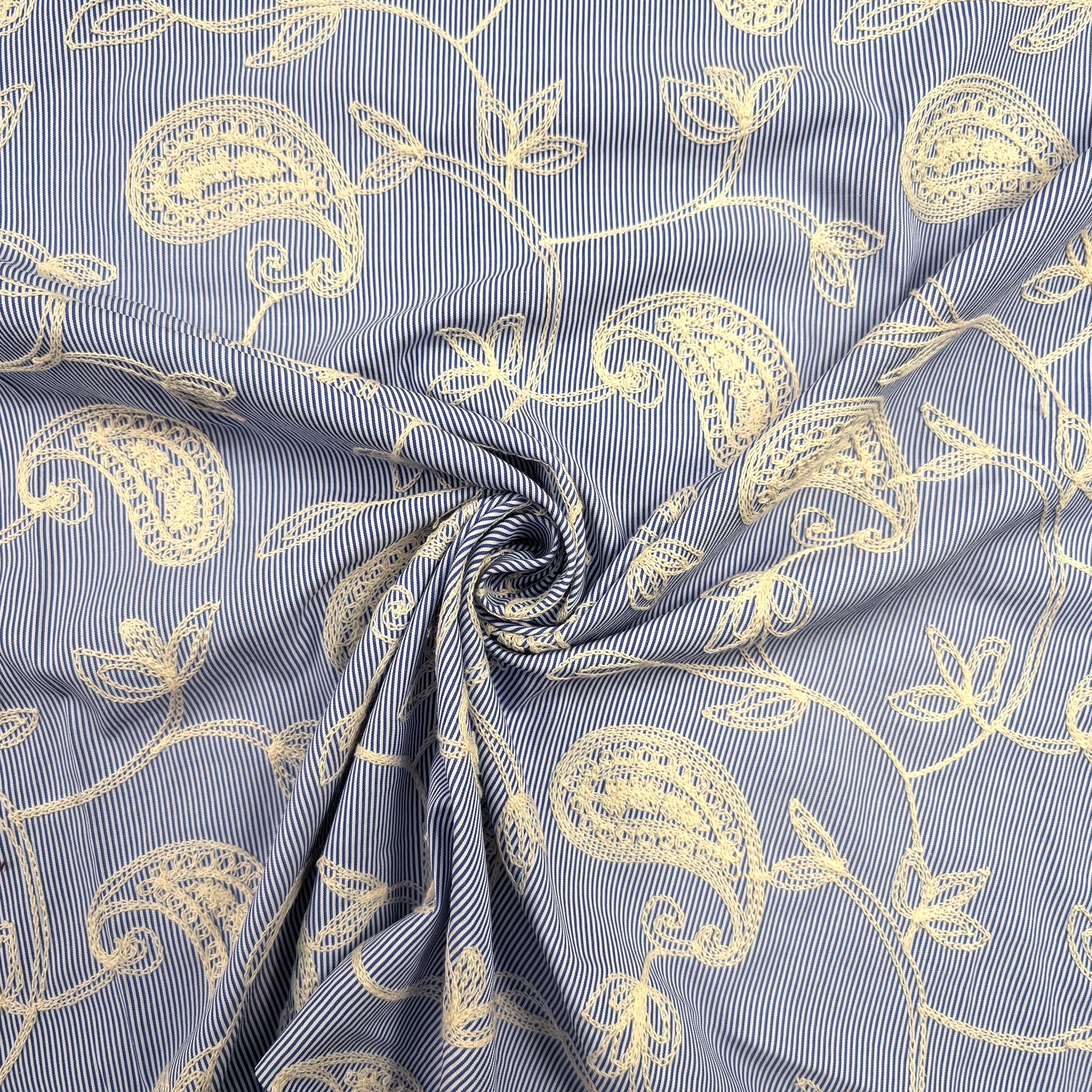 Cotone Righe Sottili Blu con Foglie Ricamate Image
