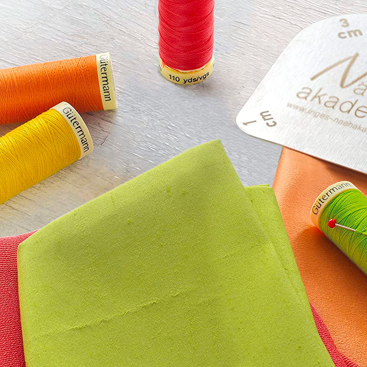Gutermann Cucitutto 10 Bobine con Sagoma per Disegno