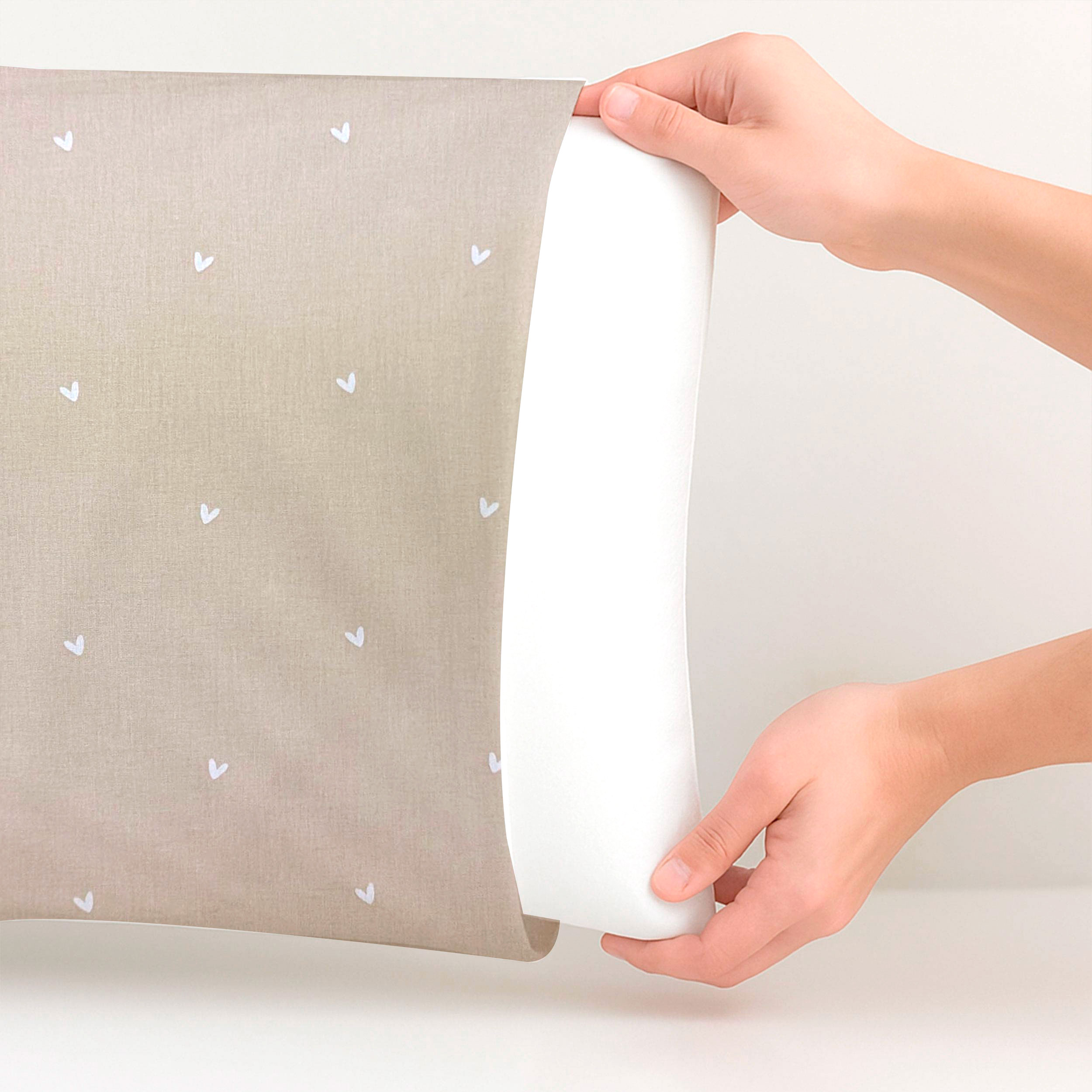 Federa Cuoricini Bianchi con Sfondo Beige Image