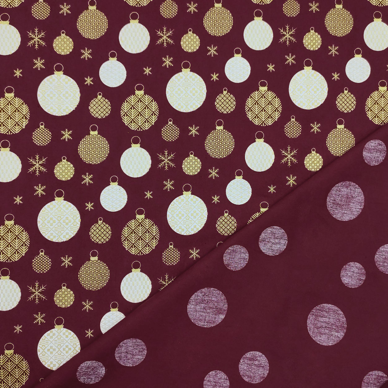 Tessuto di cotone palline natalizio oro sfondo bordeaux