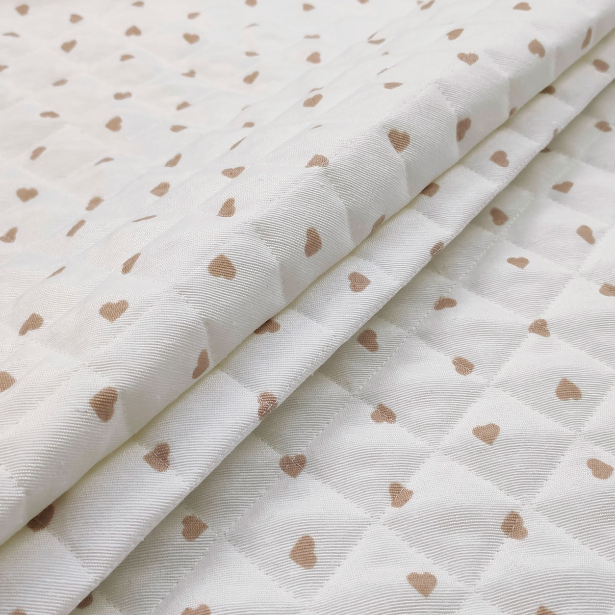 Tessuti trapuntati cuoricini beige