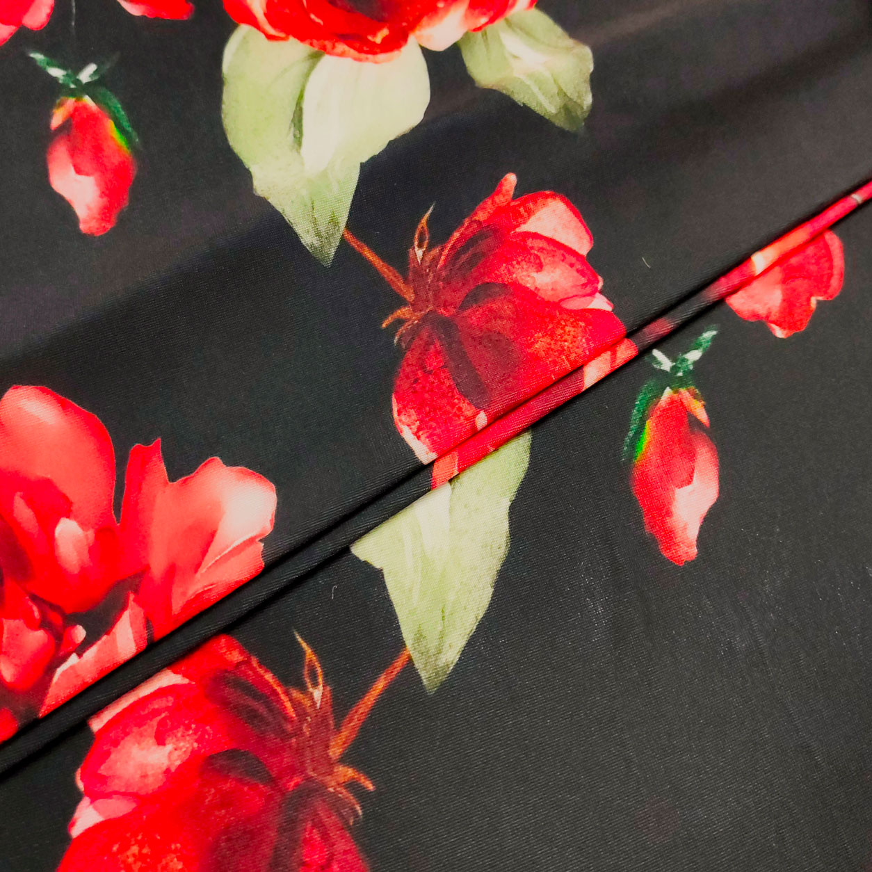 tessuto-maglina-rose-rosse