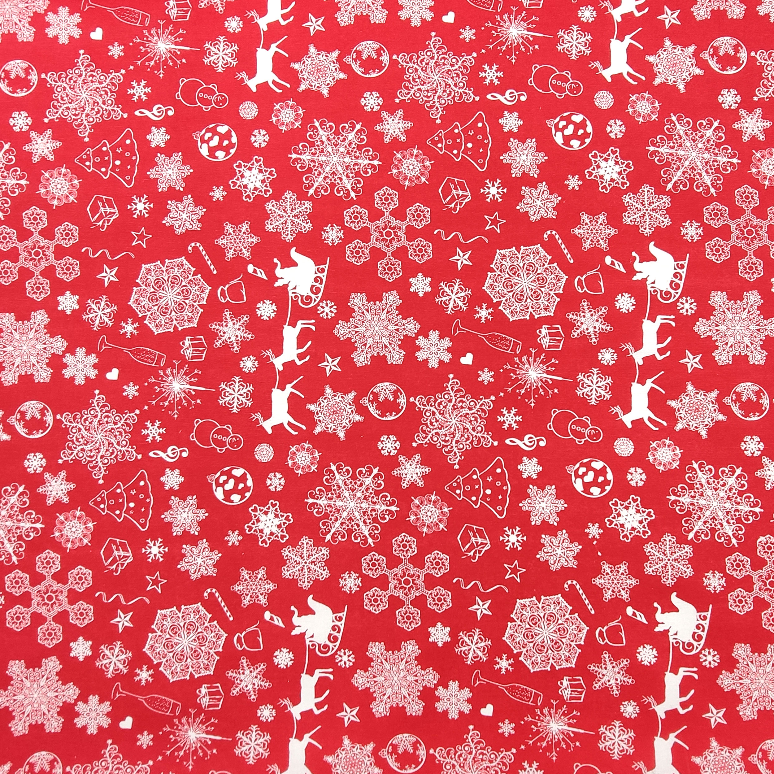 cotone misto fiocchi di neve e renne sfondo rosso