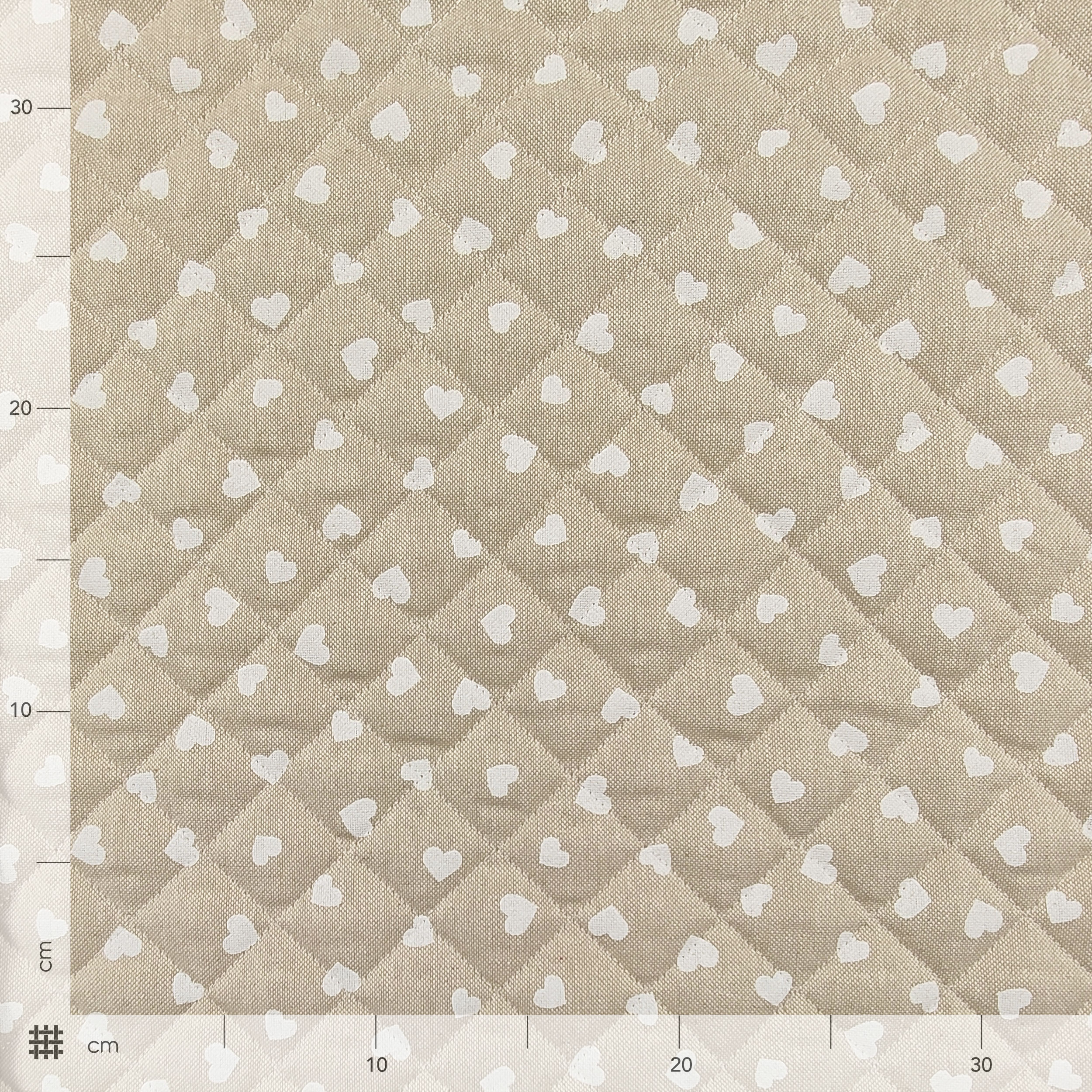 Tessuto Trapuntato Cuori Bianchi Sfondo Beige