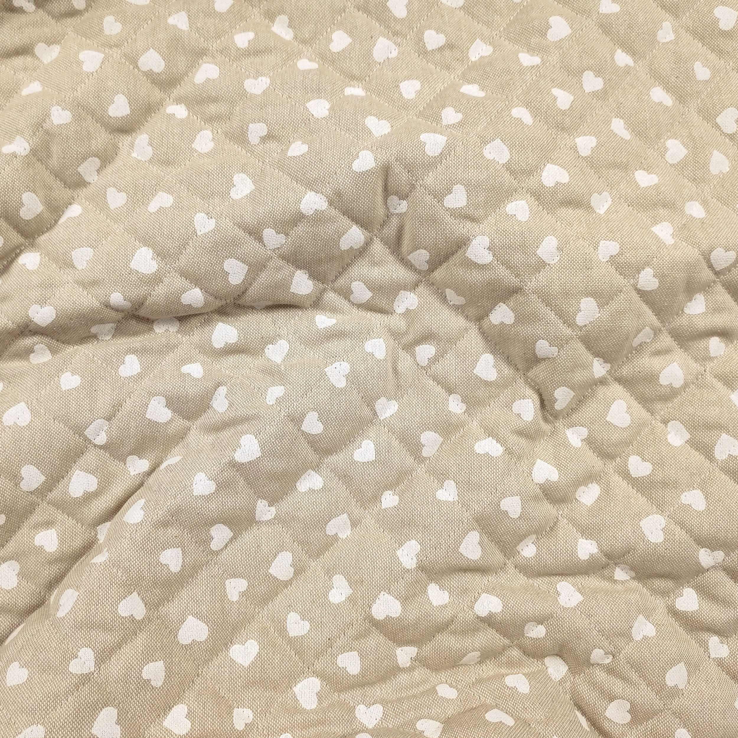 Tessuto Trapuntato Cuori Bianchi Sfondo Beige