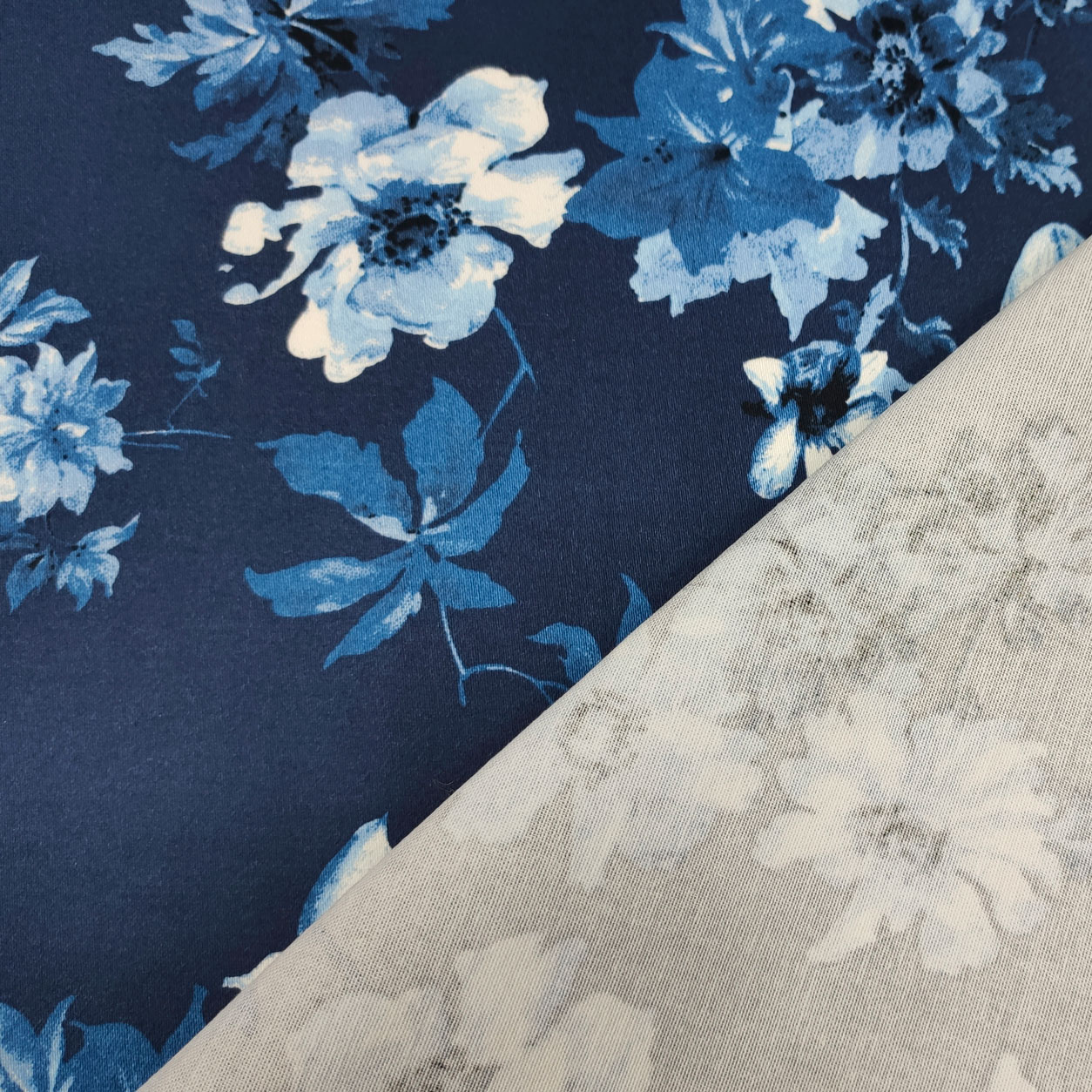 Tessuto rasatello cotone fiori sfondo blu