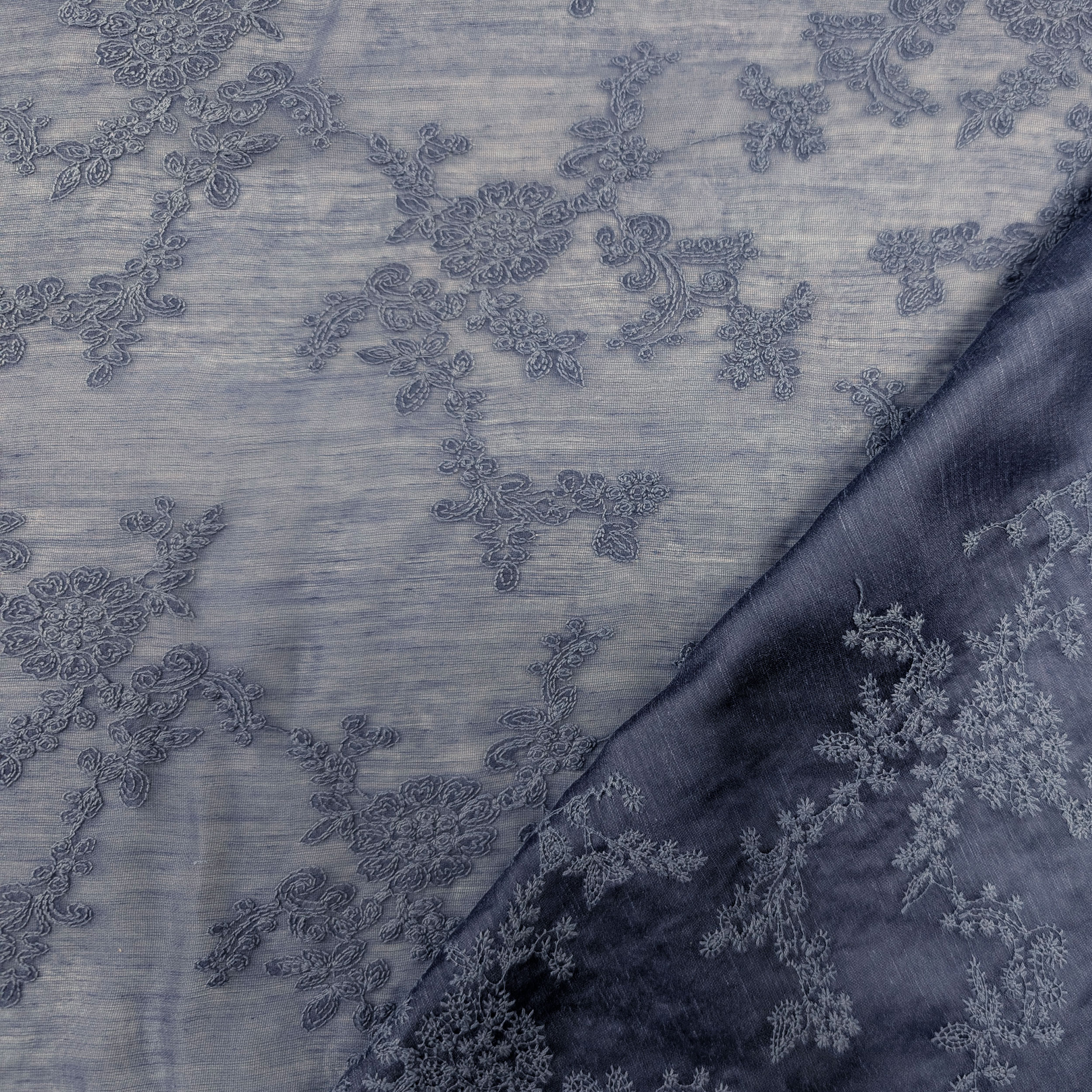 Ritaglio Mussola Ricamata Blu Fiori 80x135 cm Image